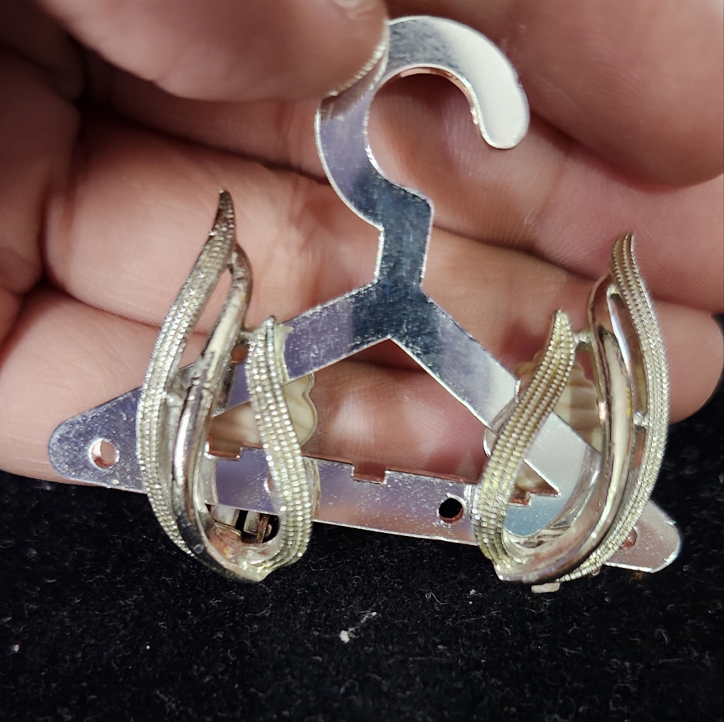 Vintage Sarah Coventry Silver Tone Clip On Earrings 15$